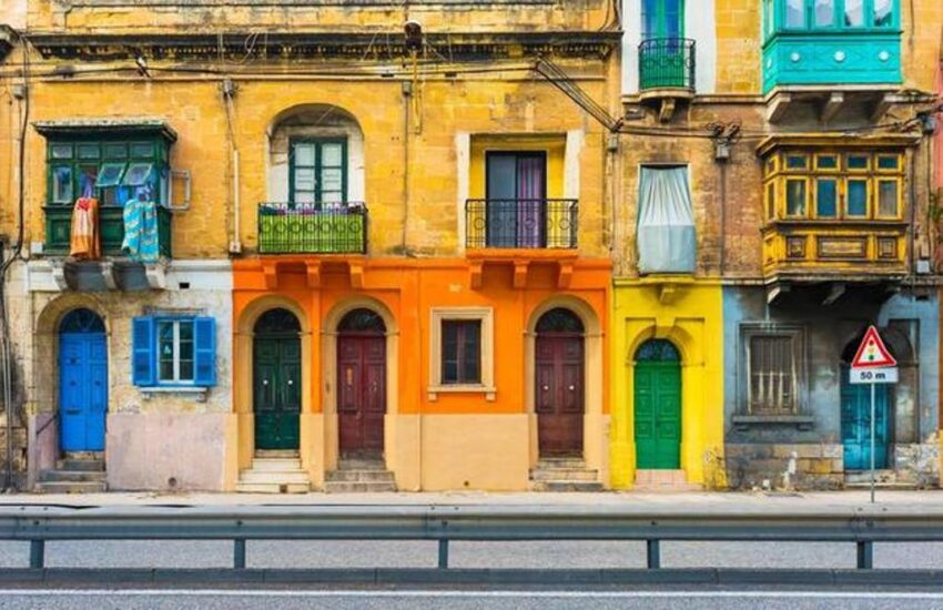 4559307 malta valletta fachada de uma casa residencial com varandas maltesas tradicionais foto